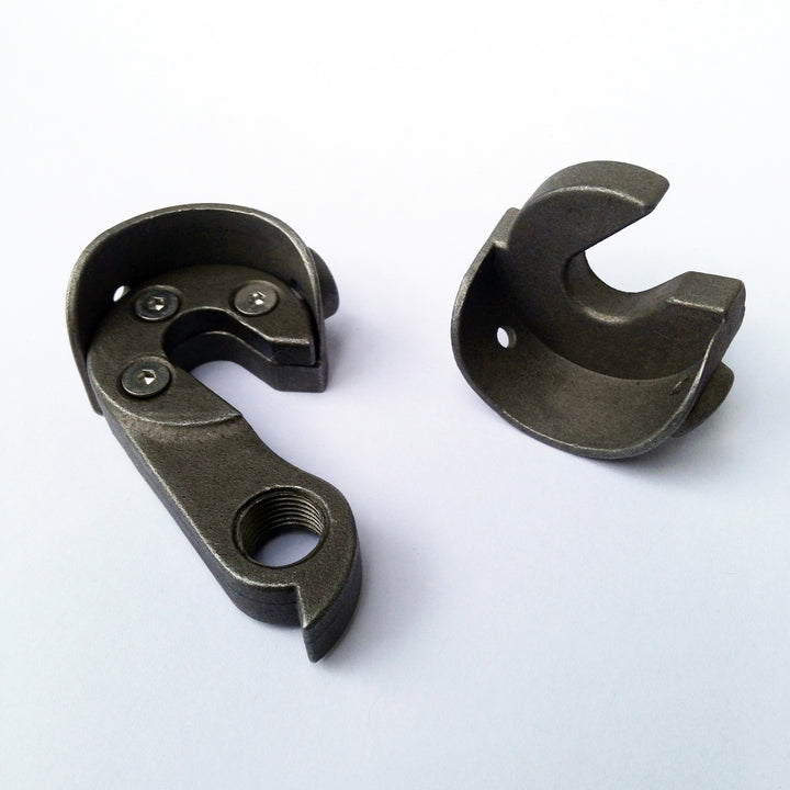 Rear dropouts - hooded style with replaceable hanger